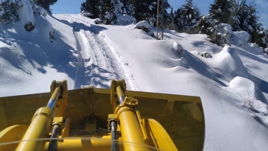 جرافات الاشغال تفتح الطرق المقطوعة بالثلوج في عكار