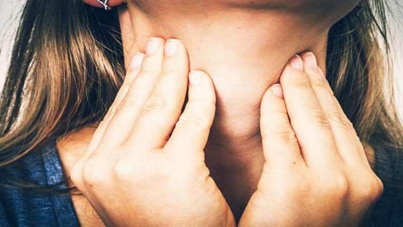كيف يؤثّر سرطان الحنجرة وعلاجه على الصّوت؟