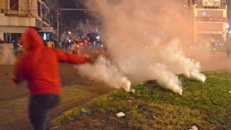 اندلاع النيران داخل السرايا و"قوى الأمن" تستمر بإطلاق القنابل المسيلة للدموع