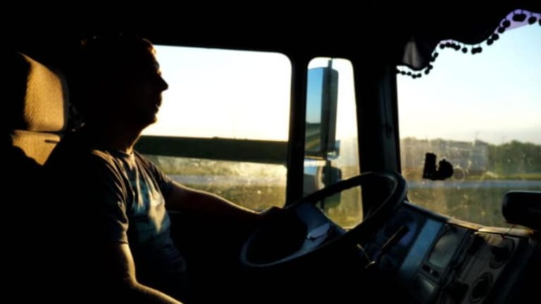 التهريب عبر الشاحنات يزدهر وشاحنة مسروقة أقوى من الحواجز الامنية. التفاصيل في نشرة الثامنة