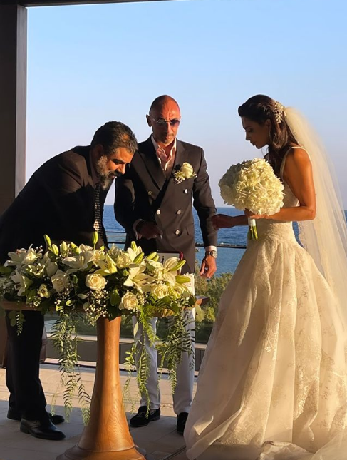 بالصّور: هيفاء وهبي بالأزرق والدّموع زفّت أختها في عرسِها