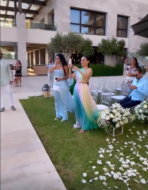 بالصّور: هيفاء وهبي بالأزرق والدّموع زفّت أختها في عرسِها