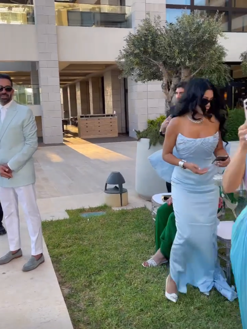 بالصّور: هيفاء وهبي بالأزرق والدّموع زفّت أختها في عرسِها