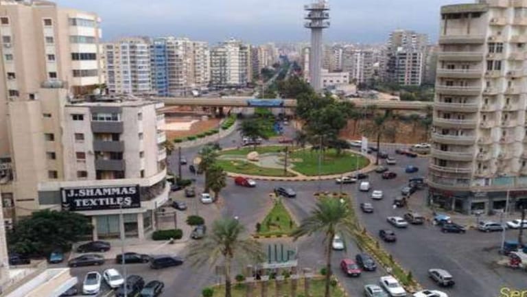 قوة الرياح دفعت إحدى العبارات الى الشاطئ في طرابلس