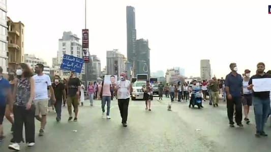 وصول مسيرة أهالي ضحايا 4 آب إلى أمام مرفأ بيروت