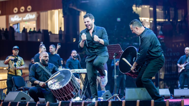 بالصور: الوليد الحلاني يشعل الأجواء القطرية... وحشودٌ متجمهرة!