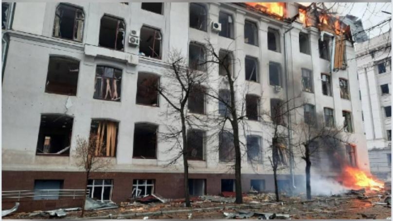 بالصور: قصف مبنى جهاز الأمن الأوكراني في خاركيف