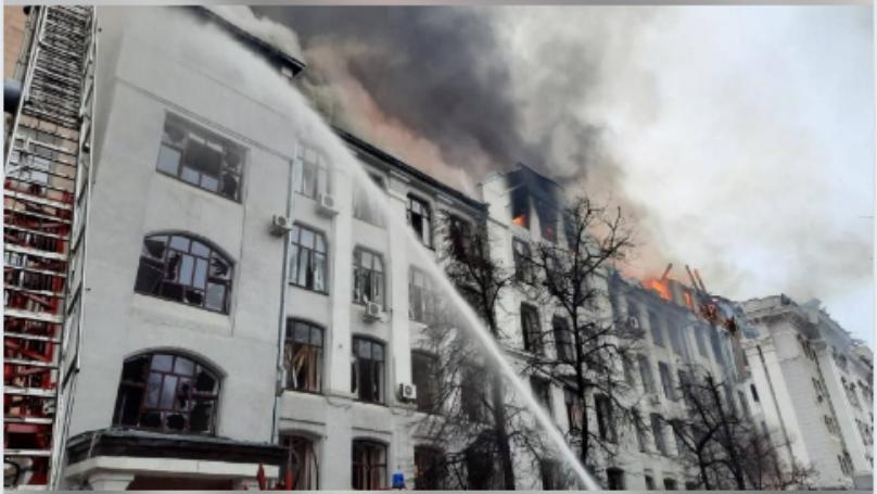 بالصور: قصف مبنى جهاز الأمن الأوكراني في خاركيف