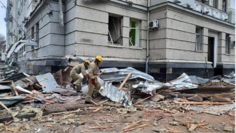 بالصور: قصف مبنى جهاز الأمن الأوكراني في خاركيف