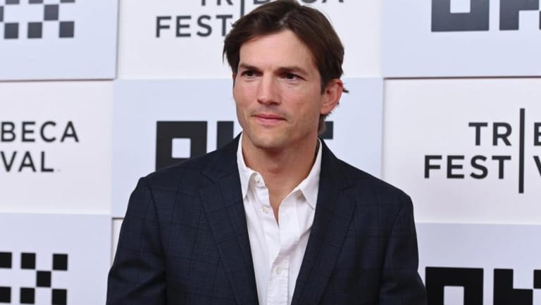 أشتون كوتشر يكشف عن مرضه الخطر: فقدتُ نظري وسمعي!