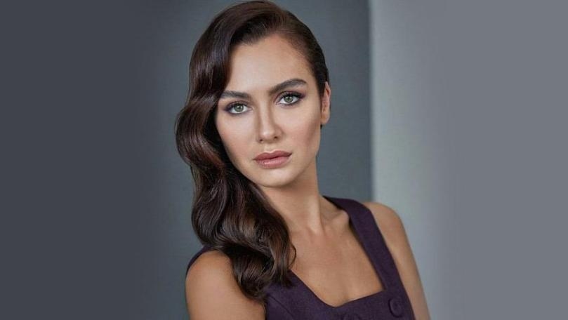 الممثلة التركية بيرجيه أكالاي ترفق اسمها على "إنستغرام" بعلم المثلية الجنسية!