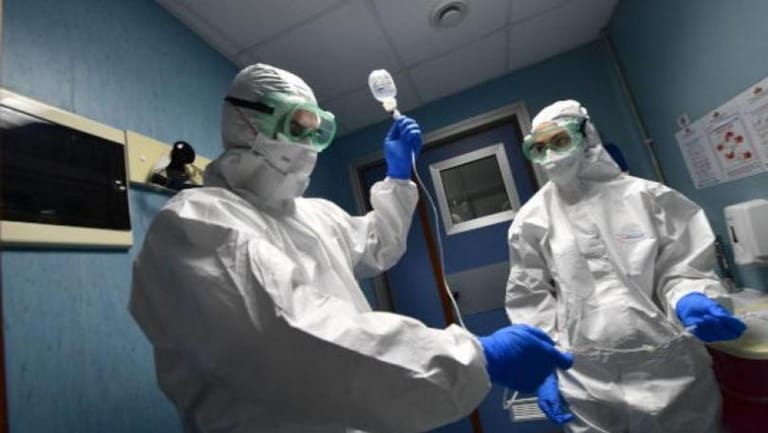 ممرض مريض يلبي النداء ويقاتل الفيروس الخبيث... التفاصيل في نشرة الأخبار بعد قليل