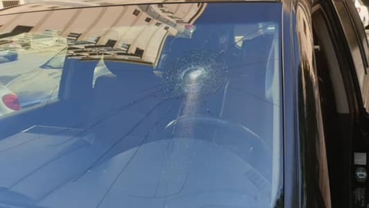 بالصورة: اعتداء على سيارة الوزيرة السابقة ندى بستاني