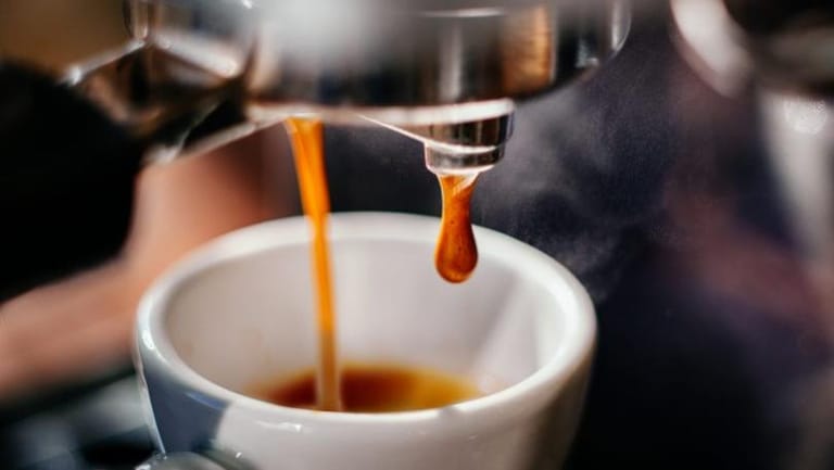 قهوة الإكسبرس متنفّس للفقراء... والمطاعم للميسورين