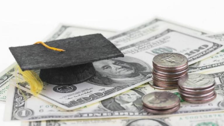 دولرة قسم من الأقساط المدرسيّة.. "شرٌّ لا بدّ منه"