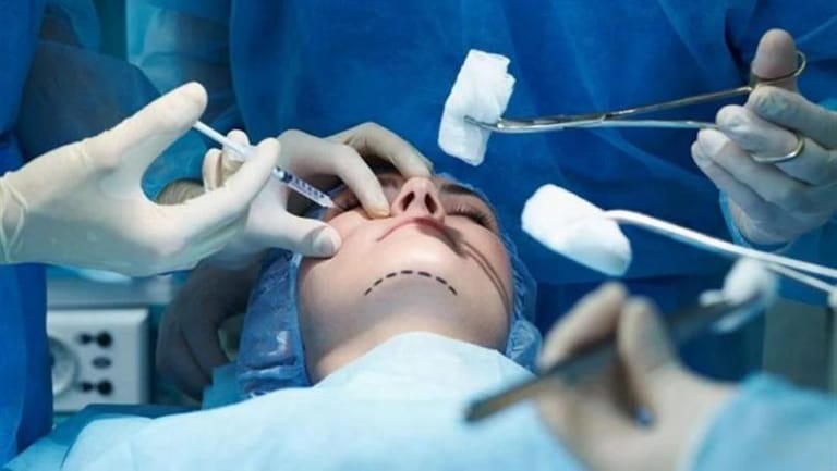 قطاع التجميل يزدهر رغم ندوب الأزمة