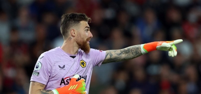 Wolves Goalkeeper Sa playing with Broken Wrist