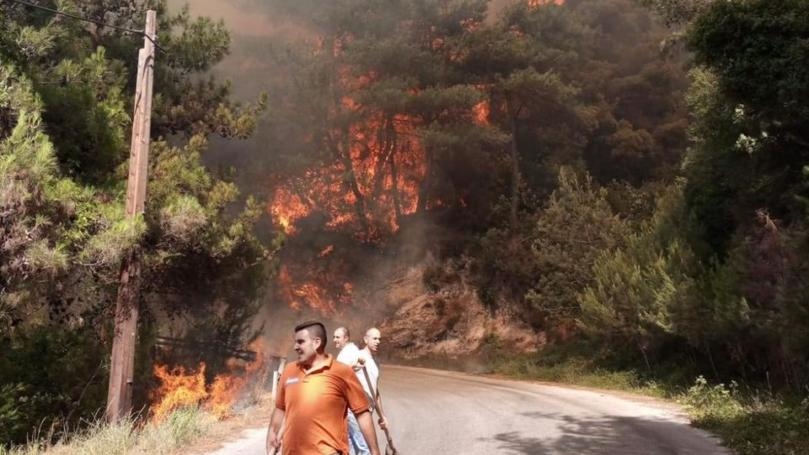 إجلاء مواطنين احتجزوا بسياراتهم جراء الحريق في القبيات