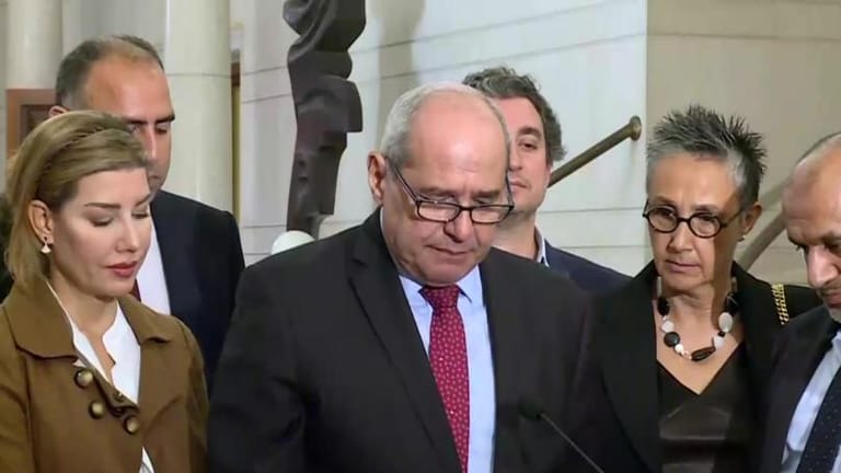 خلف: بما أنه لا يجوز التخلي عن أراضي البلاد وعلماً أنّ الاتفاقات التي تتعلق بمالية الدولة لا يملك رئيس الجمهورية حقّ إبرامها إلا بعد موافقة المجلس النيابي لذلك يجب إطلاعنا على نصّ الاتفاق