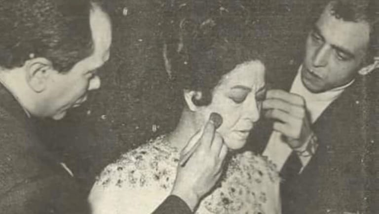 صور نادرة لأمّ كلثوم وهي تخضع للماكياج وتصفيف الشعر