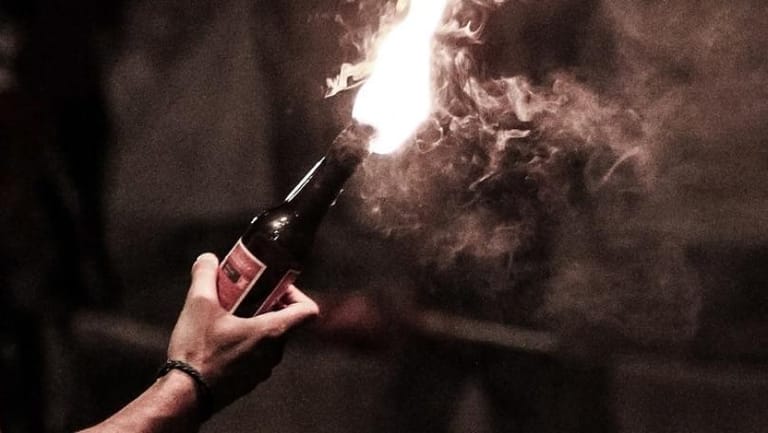 إلقاء قنابل "مولوتوف" الى داخل حرم سرايا طرابلس وقوى الأمن تستخدم خراطيم المياه لإبعاد المتظاهرين عن مدخل السرايا