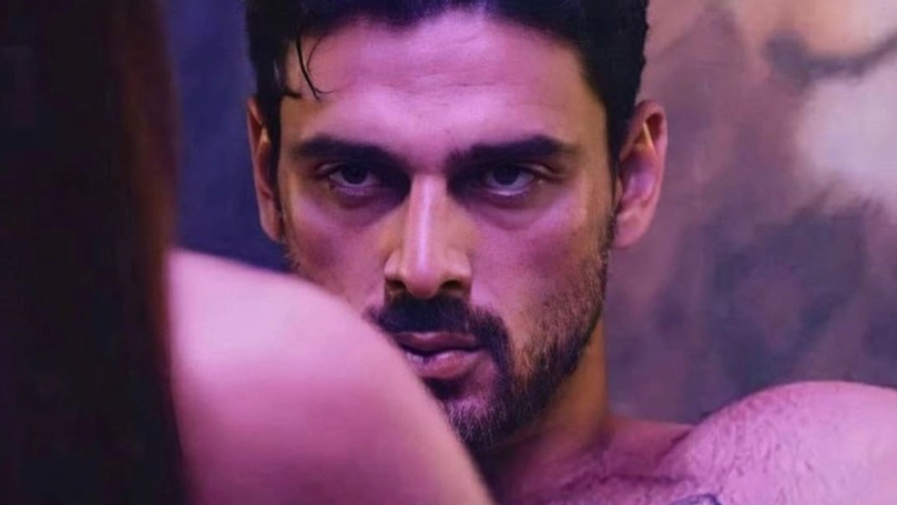 بطل فيلم 365 في صورة عارية على متن اليخت