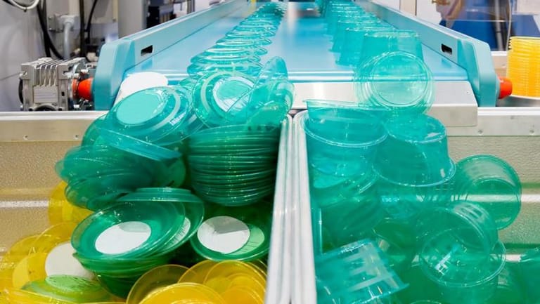 AFP citing manufacturers: Global plastics production falls in 2020 for first time since 2008