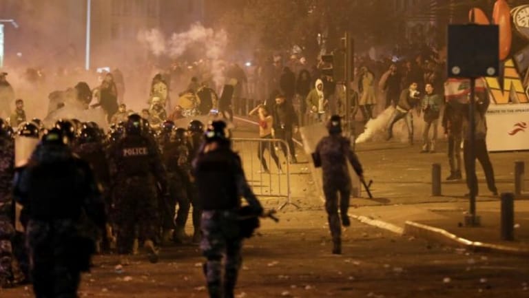 قوى الأمن ترمي قنابل مسيلة للدموع باتجاه المتظاهرين لتفريقهم أمام سرايا طرابلس