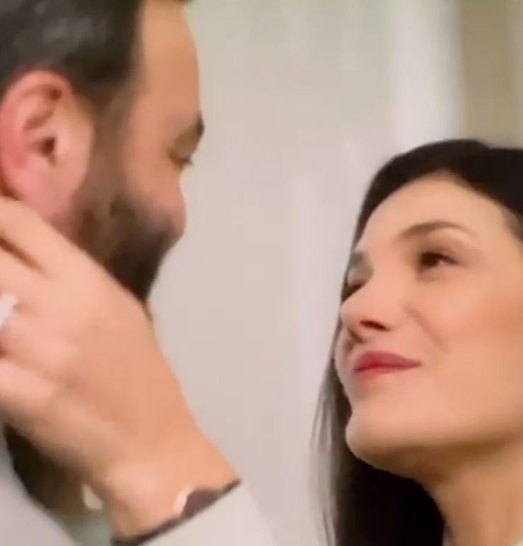 بالصور: "قبلة" بين سامر المصري وندى أبو فرحات تُقسم الآراء