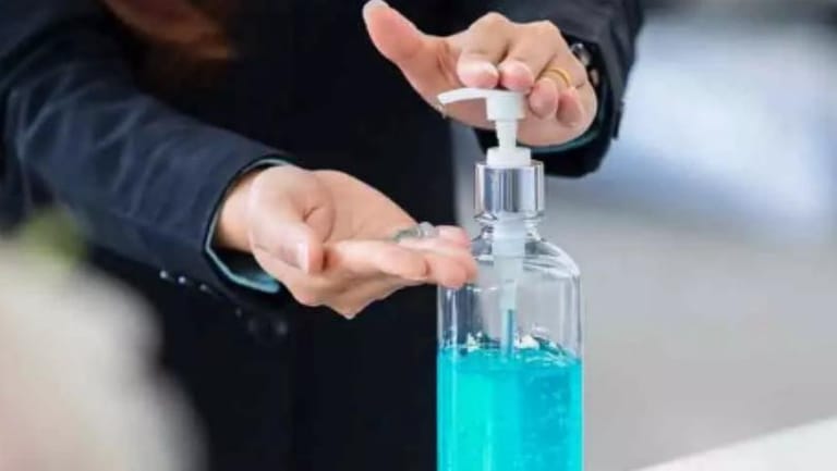 طبيبة تُحذّر من خطورة الاستخدام المفرط للمطهّرات