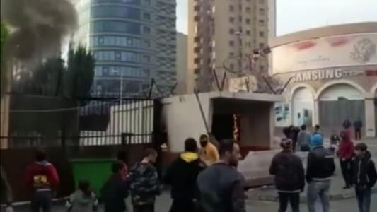 محتجون احرقوا غرفة الحرس أمام مدخل سرايا طرابلس