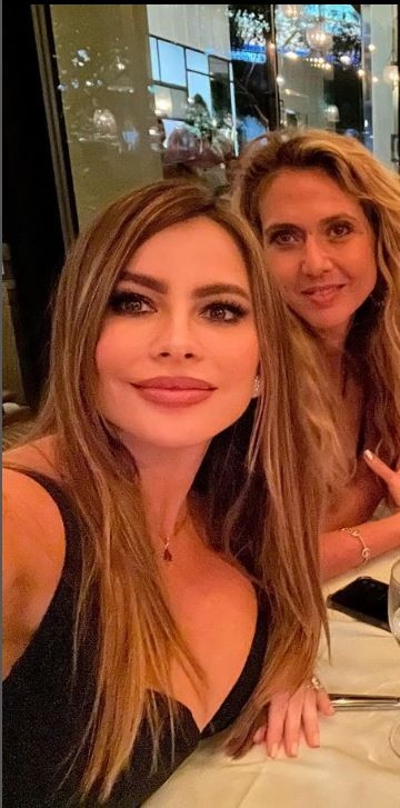 بالصّور:"الأرزة اللبنانية" تتوسّط عنق صوفيا فيرغارا... هدية من "ميّاس"