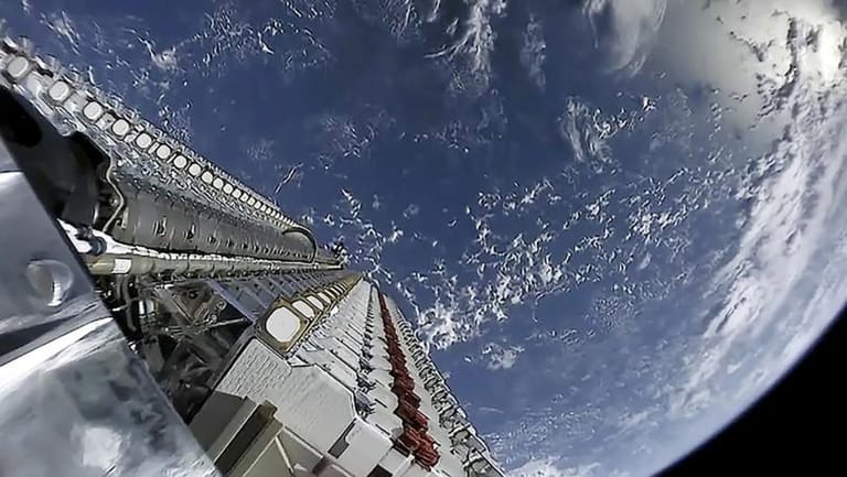 SpaceX’s Plan to Launch Another 30,000 Starlink Satellites Hindered by FCC