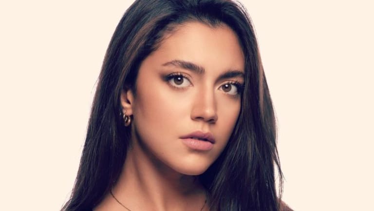 بطلة "حادث قلب" ستيفاني عطالله تتلقّى تهاني زملائها