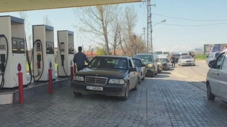 أزمة البنزين من سيء إلى أسوأ ولا حلول جذرية حتى الآن وزحمة سير خانقة تسجّل بسبب طوابير السيارات أمام المحطات