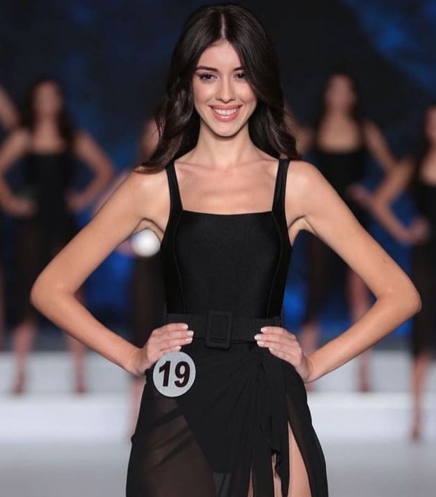 نورسينا ساي بـ"تاج" ملكة جمال تركيا لهذا العام