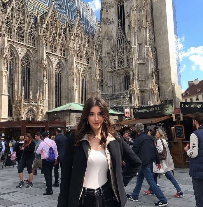 نورسينا ساي بـ"تاج" ملكة جمال تركيا لهذا العام