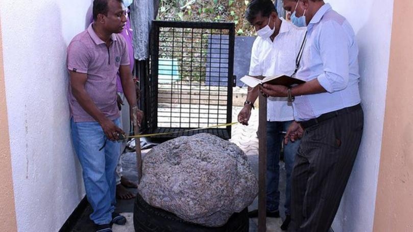 اكتشف حجراً ضخماً من الياقوت في الفناء الخلفي لمنزله
