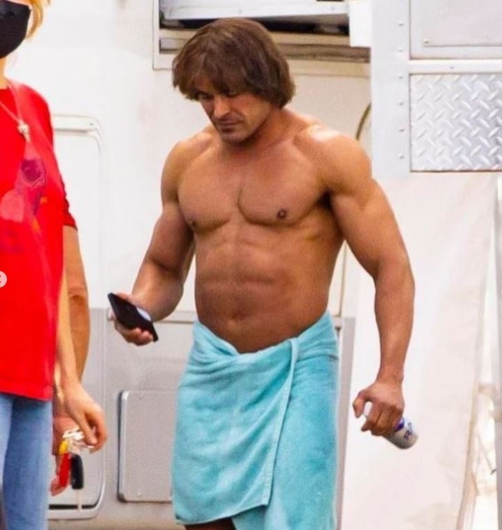 بالصور: زاك إيفرون يصدم الجمهور بإطلالته من كواليس فيلمه الجديد