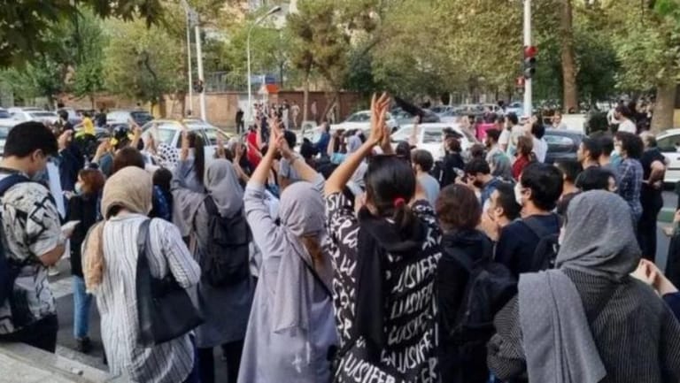 وزير الخارجيّة الإيراني يتهم واشنطن بدعم الاحتجاجات للضغط على طهران بالملف النووي