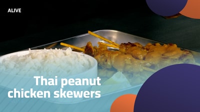 أسياخ دجاج بالفول السوداني على الطريقة التايلاندية