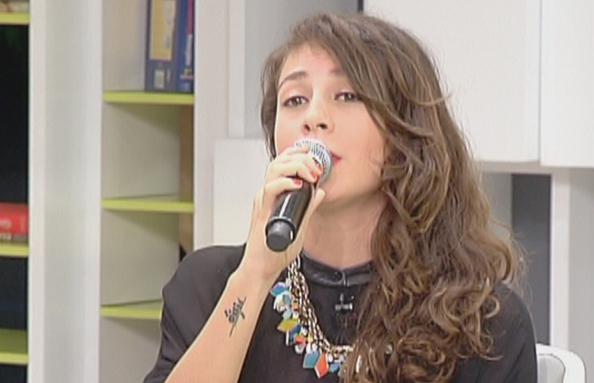 المغنية عزيزة