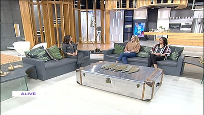 الممثلة ريبيكا لحود -  الممثلة   الكسندرا كرم - مسرحية الخال فانيا 