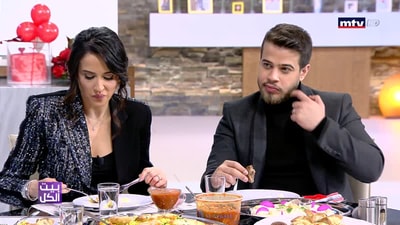 حول طاولة العشاء واجواء موسيقية مع ادهم