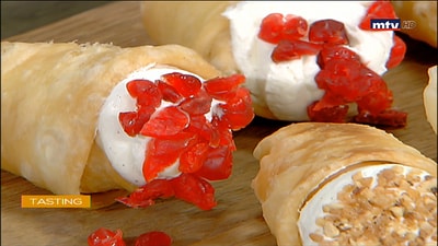 Cannoli cookies filled with Achta