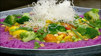 Noodles with vegetables and curry