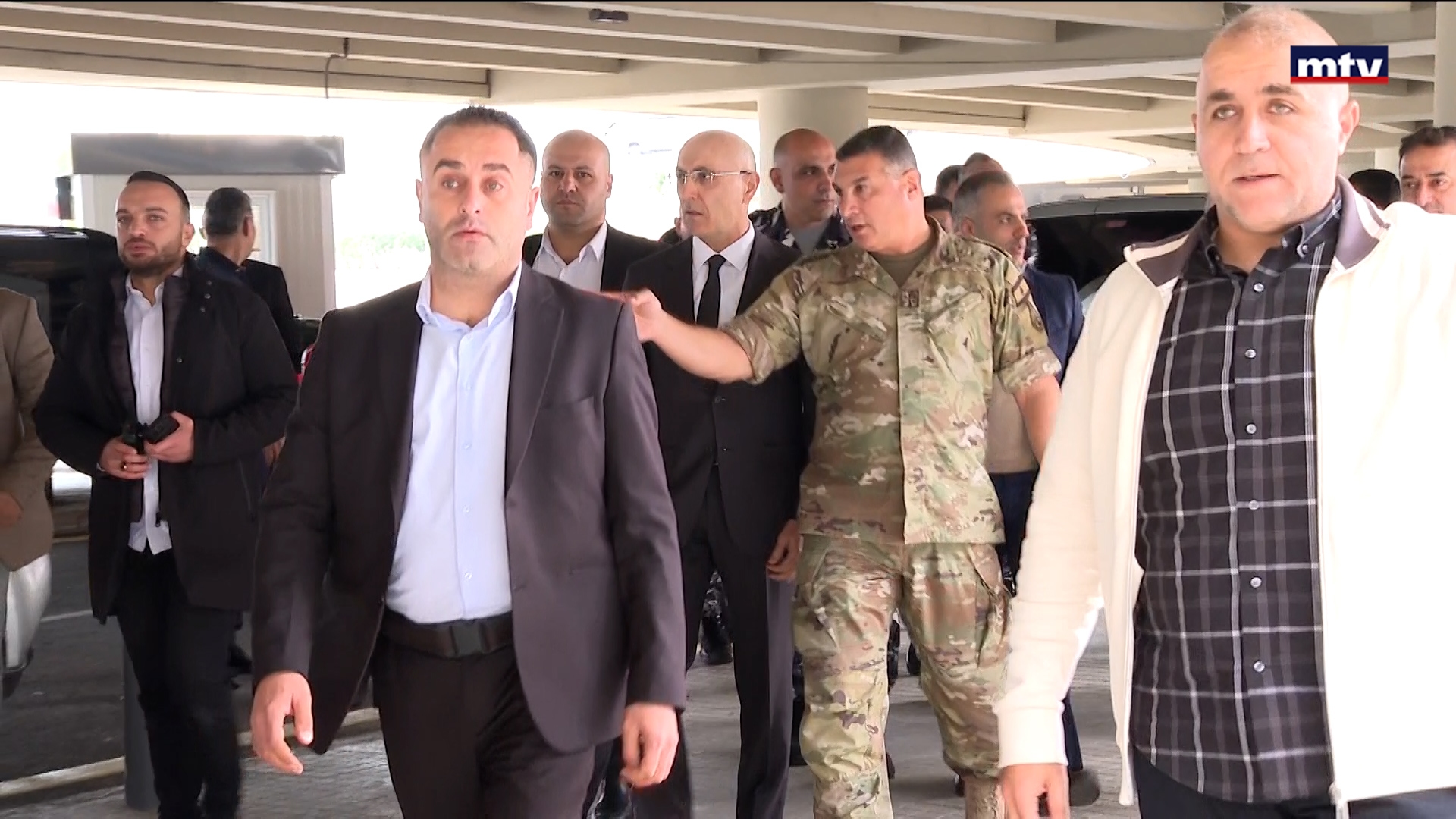 جولة وزير الداخلية في المطار