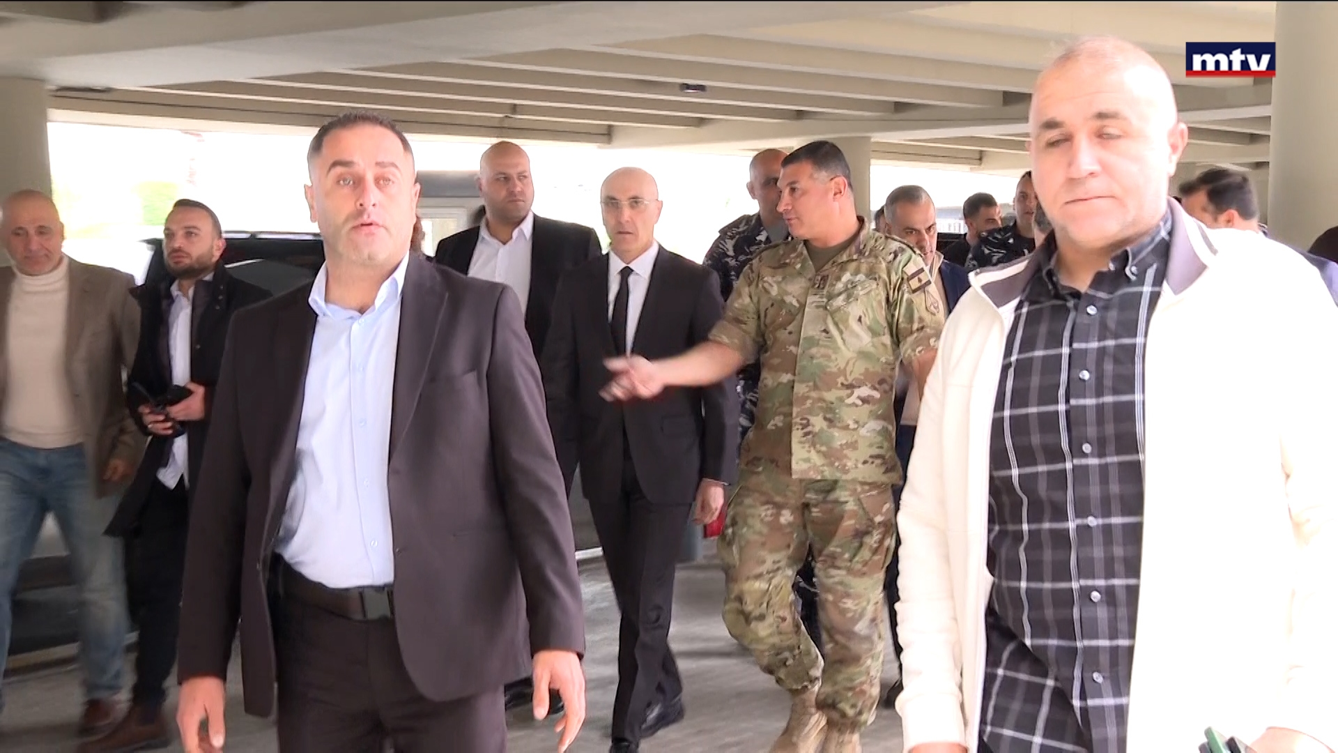 جولة وزير الداخلية في المطار