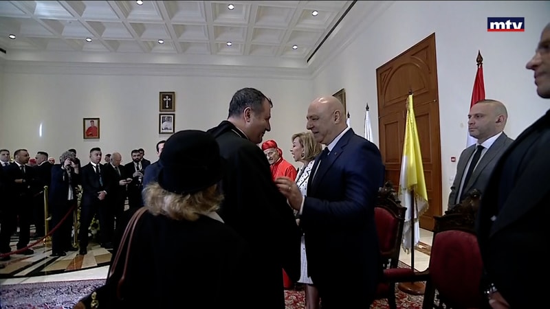 النشرة الكاملة