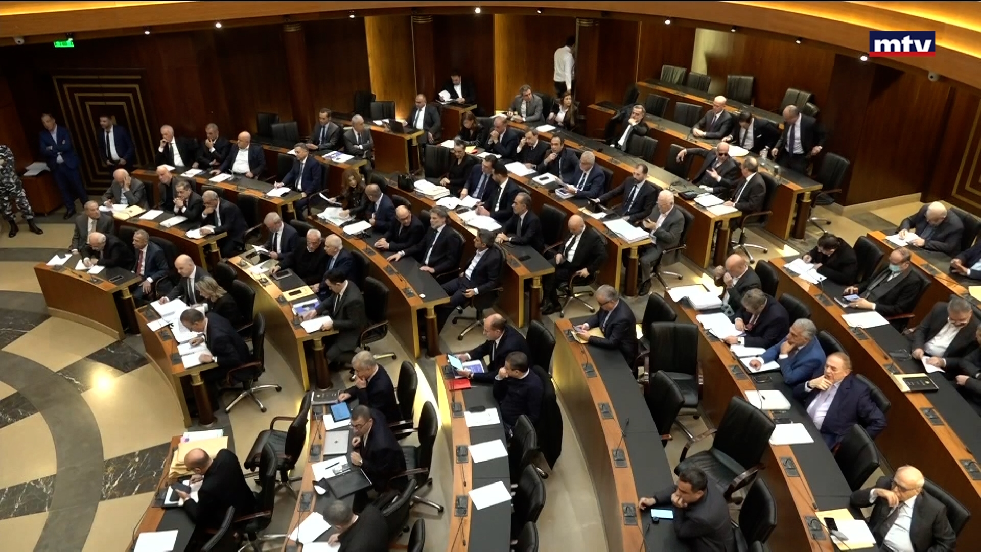 أصحابُ السَّعادة" على موجةٍ واحدة مع مُعاناةِ الناس"